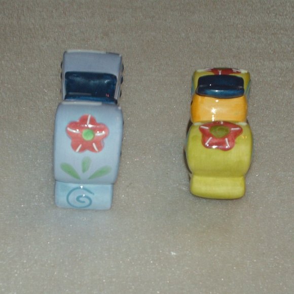 Set of porcelain butterfly salt & pepper shakers - Picture 6 of 6